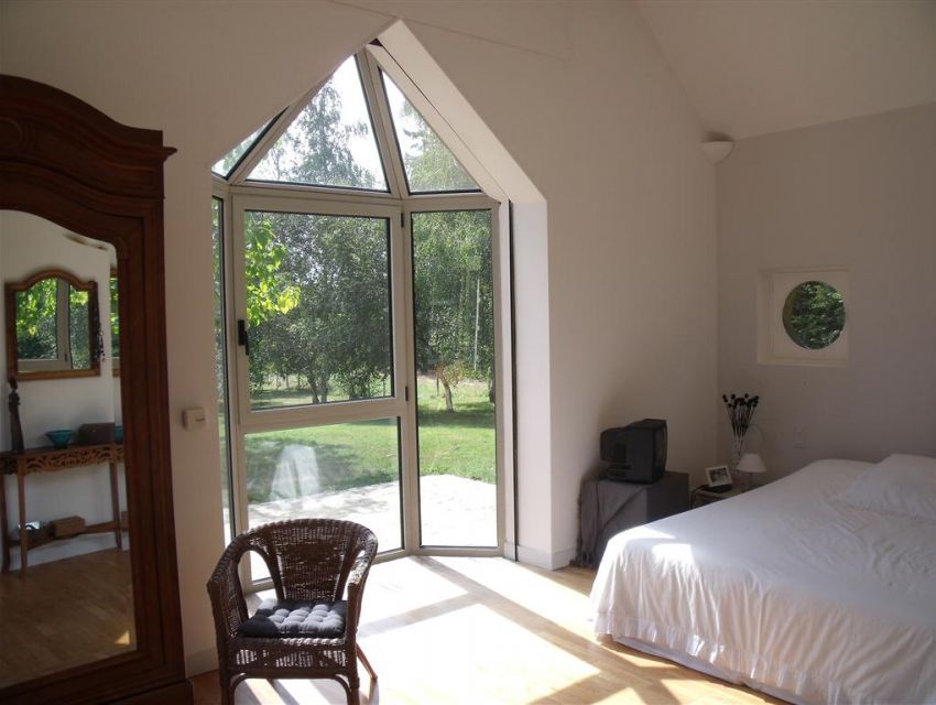 chambre parquetée avec salle de bains privative et baie ouvrant sur terrasse