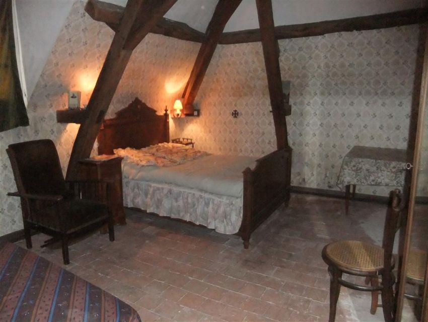 Maison bourgeoise à restaurer - Région Pays de la Loire - Département Sarthe (72) - Secteur Sablé sur Sarthe (72300) - Vue d'une des chambres. 