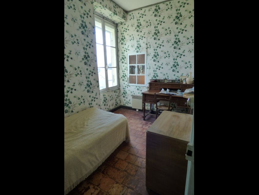 Maison villageoise à restaurer - Région Pays de la Loire - Département Sarthe - region de Sablé sur Sarthe (72300) - Vue d'une chambre carrelée de tomettes anciennes. 