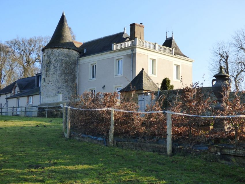 Propriété de caractère - Petit château en Mayenne - Tour ronde XVème siècle - Terrasse dominante avec balustres 