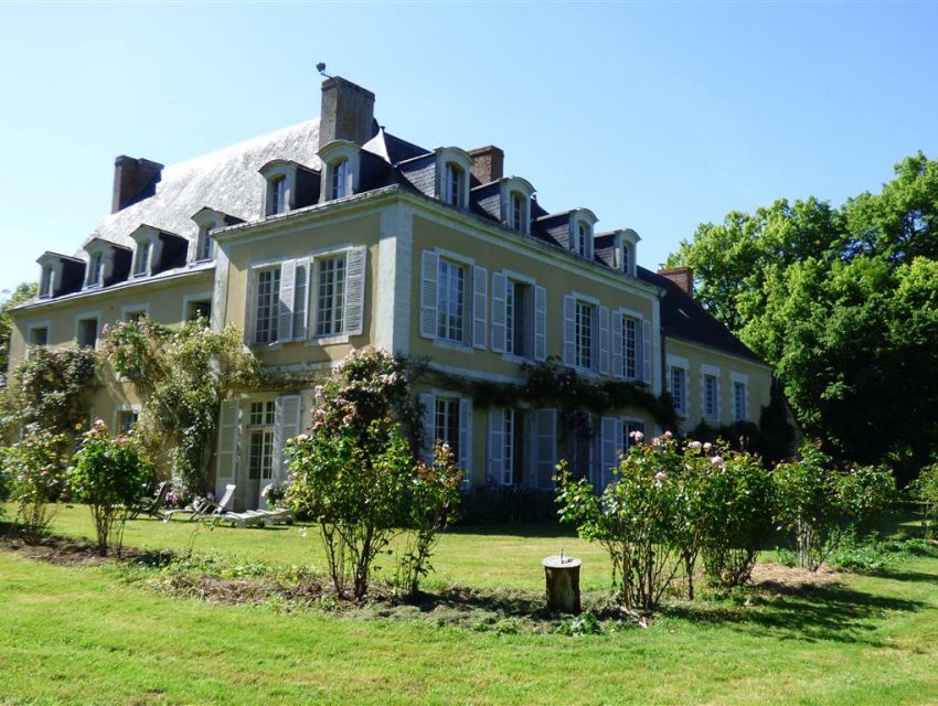 chateau avec chapelle en Haut-Anjou, aux confins de la sarthe, de la mayenne et du maine et Loire.