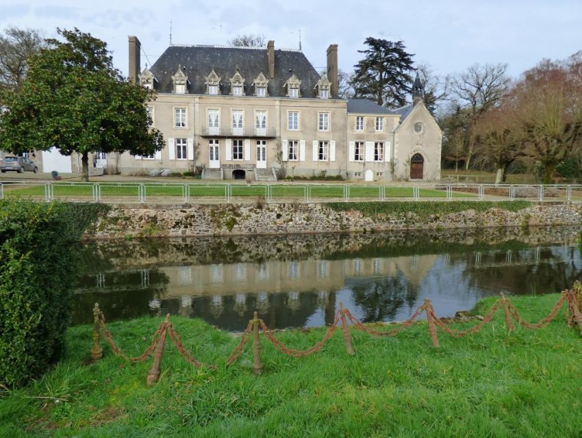 château avec chapelle entouré de douves en eau. Ferme, bois, étang, terres