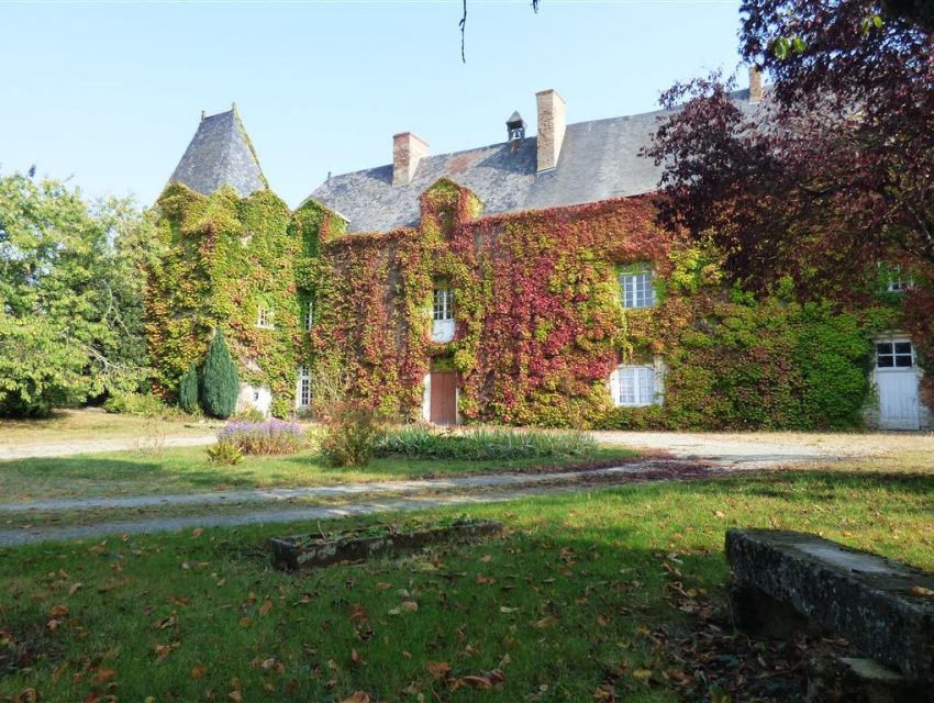 Château XVIIème - Logis cantonné de pavillons à chaque angle ornés de lucarnes à frontons brisés et pinacles feuillus.