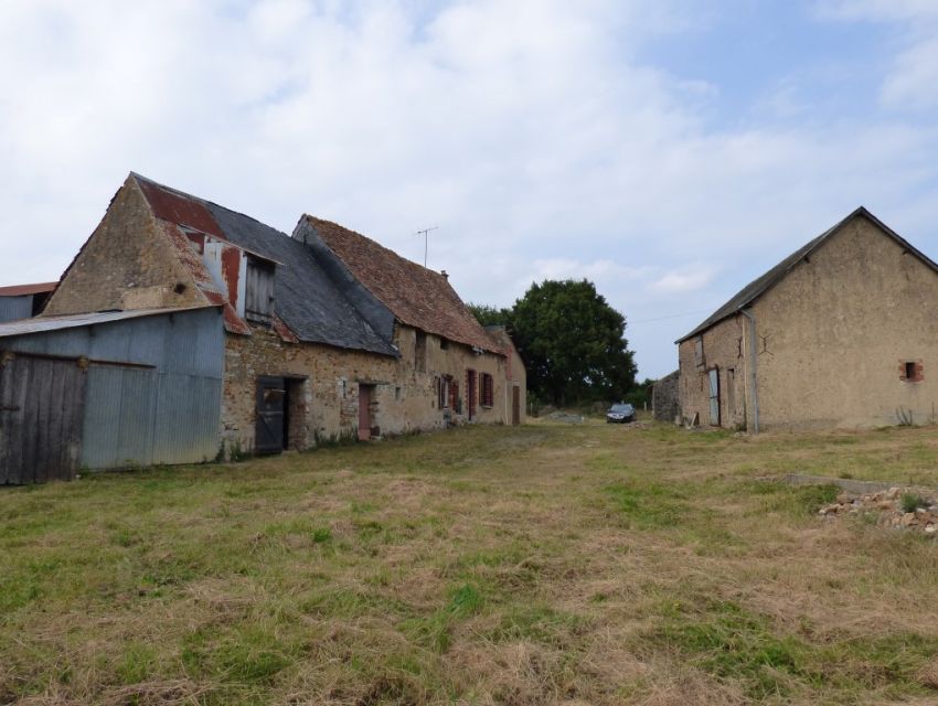 corps de ferme à restaurer dépendances en pierre 1,' hectare Sablé Brulon Sarthe