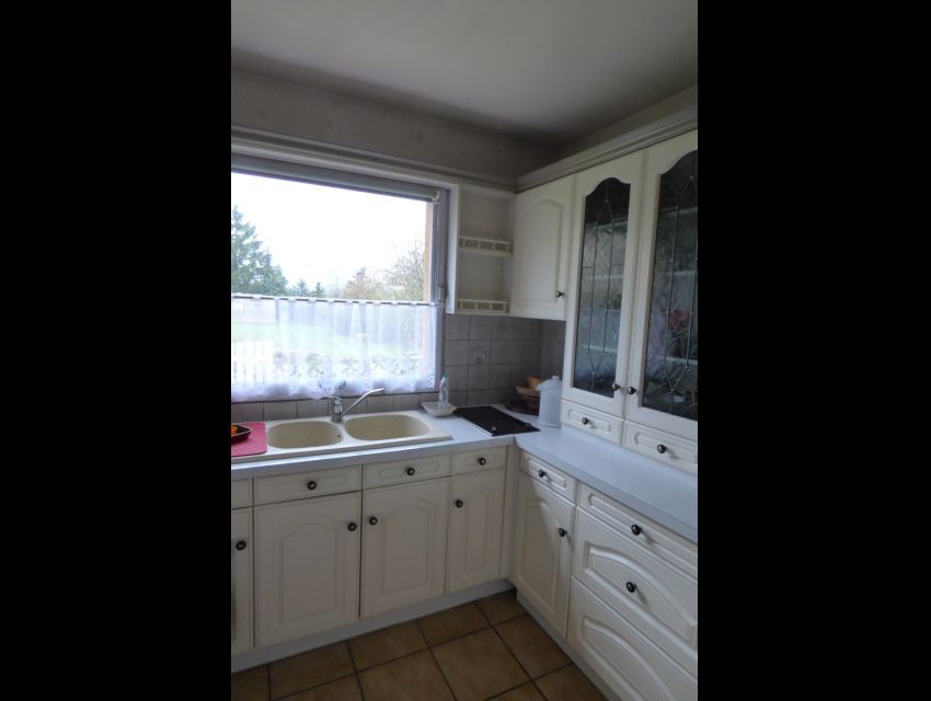 pavillon avec cuisine aménagée et baies vitrées ouvrant sur la campagne