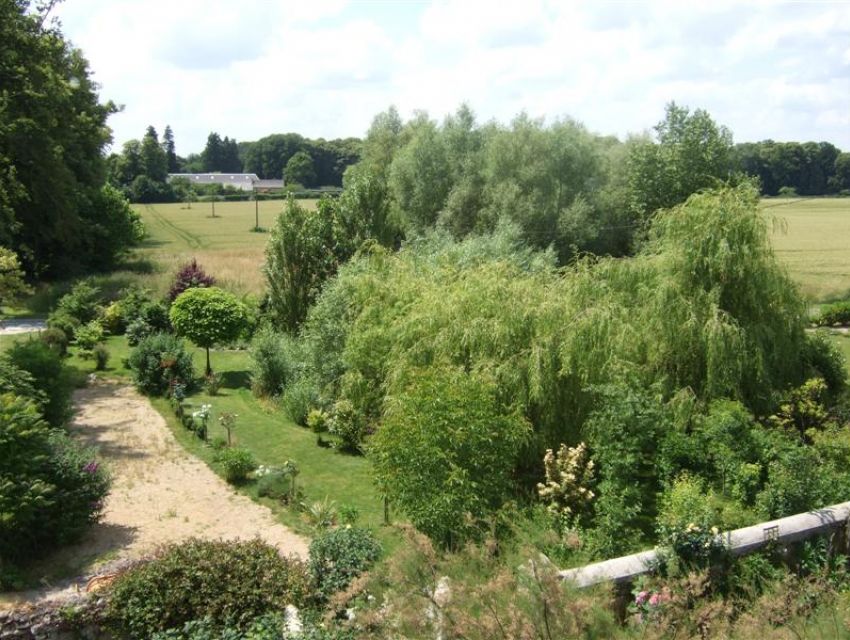 propriété villageoise en Anjou avec terrain paysager.