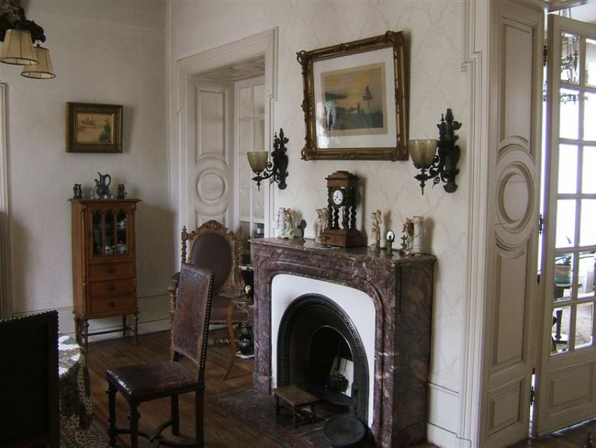 Maison bourgeoise Sablé sur Sarthe centre ville - salle-à-manger avec cheminée parquet et boiseries