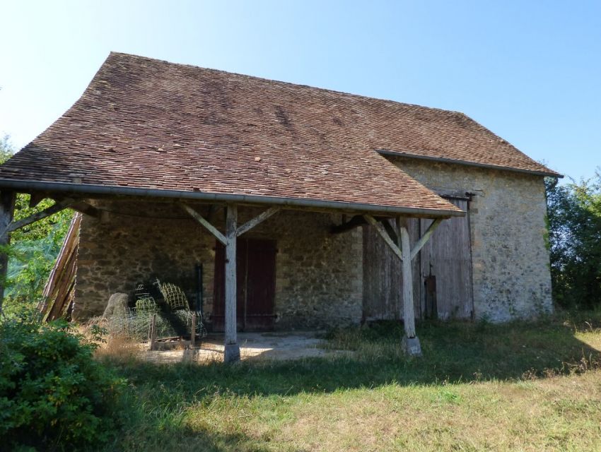Proche de Sablé sur Sarthe, propriété avec terrain et dépendances en pierre