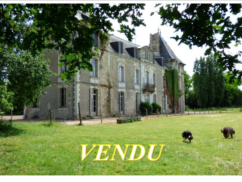 Château à restaurer, chapelle,  dépendances XVIIIème,  grande ferme attenante,  Mayenne Angevine