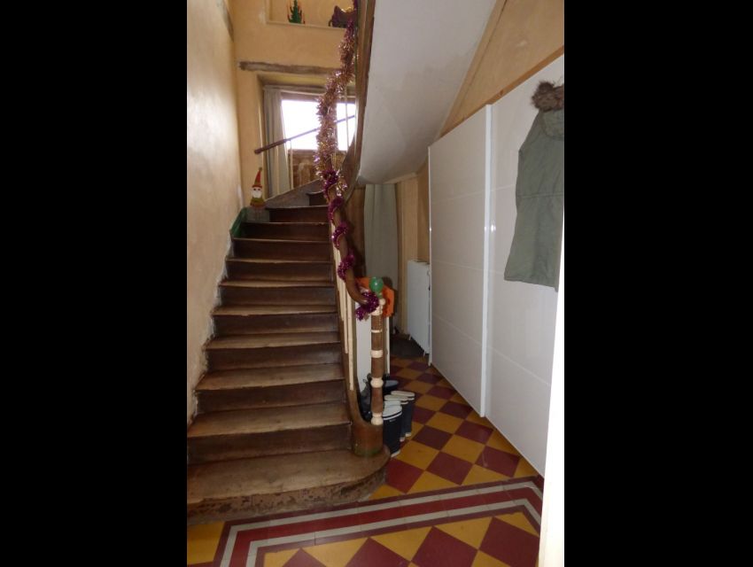 Maison de maître XIXème - Propriété familiale avec escalier menant à l'étage 