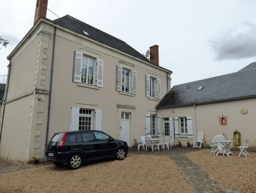 10 minutes Sablé sur Sarthe Maison bourgeoise avec dépendances proche commerces et écoles