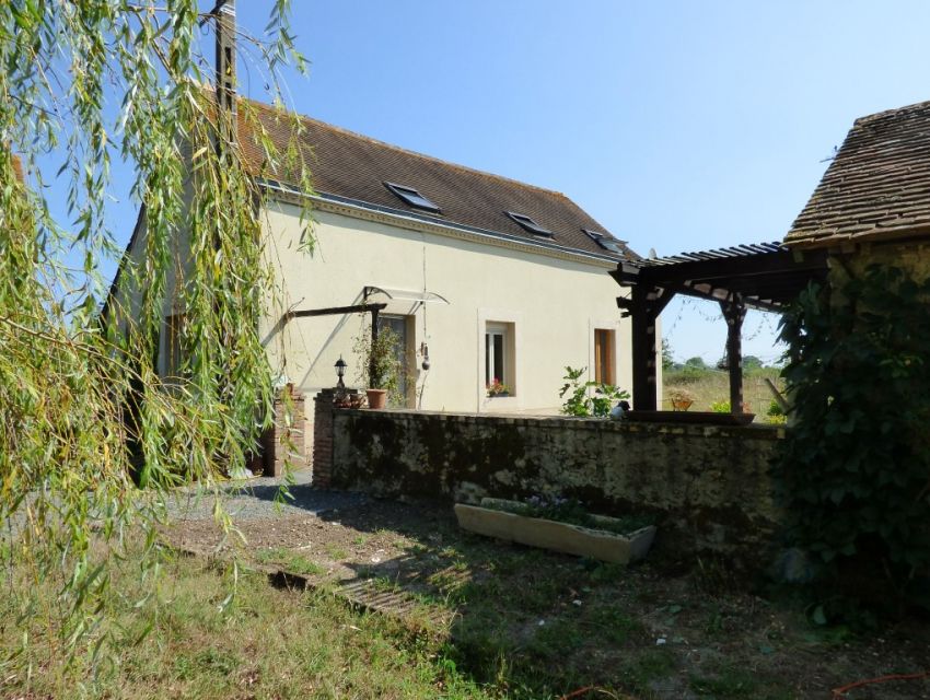 Propriété en campagne 10 minutes Sablé sur Sarthe Fermette restaurée avec dépendances et terrain de plus de deux hectares