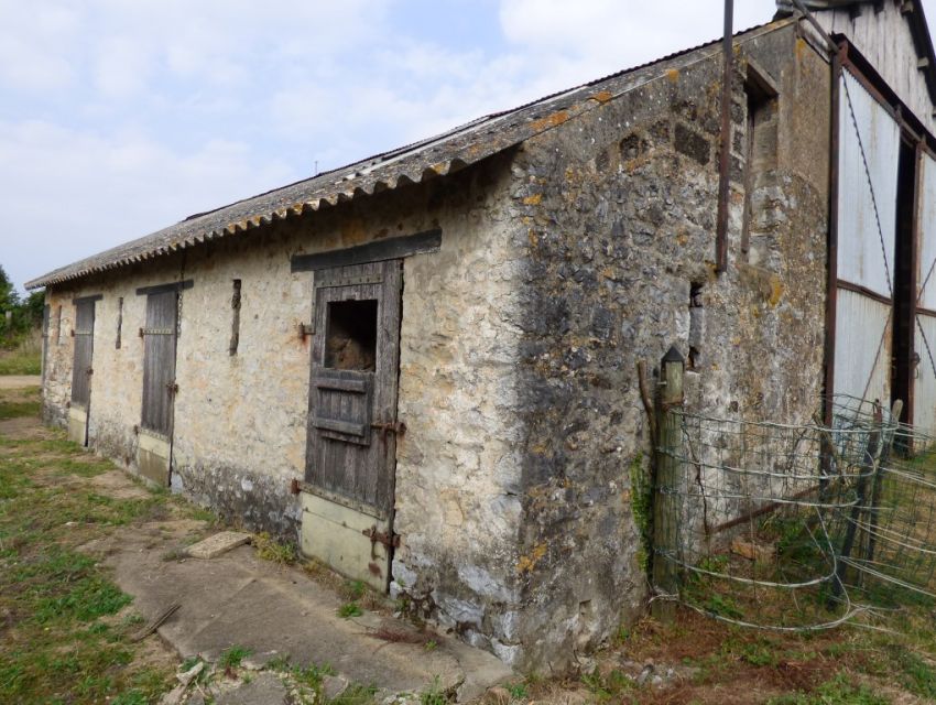 dépendance en pierre et hangar