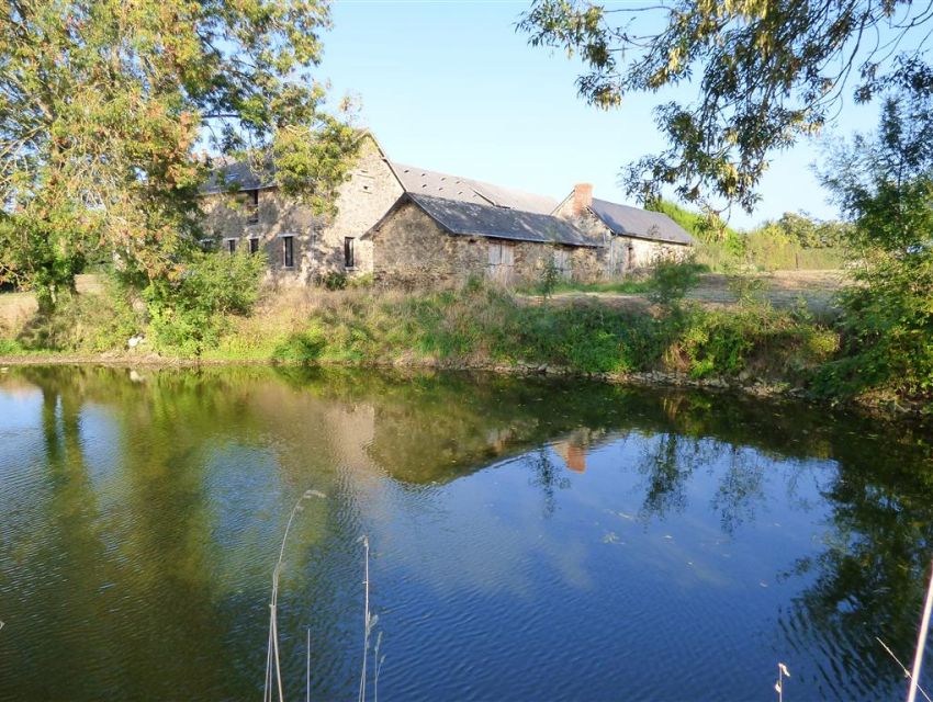 Secteur Sablé Sur Sarthe, Ancien corps de ferme restauré avec dépendances pierre et pièce d'eau