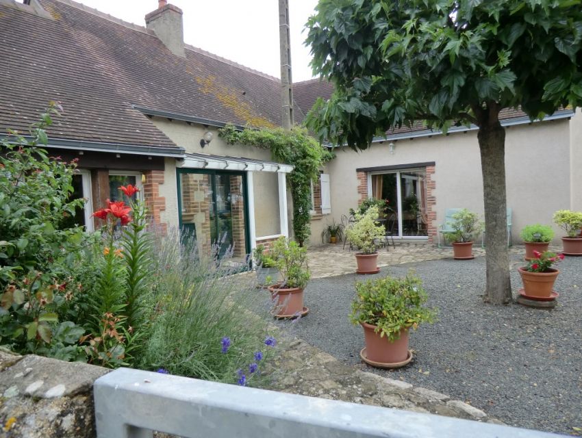 Maison restaurée campagne proche Sablé sur Sarthe 72300 Façade avec baie vitrée  séjour ouvrant sur terrasse et jardin
