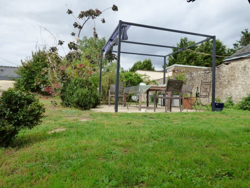 Proche de Sablé-sur-Sarthe Confortable maison de village avec chambre plzin-pied, séjour avec cheminée, garage et jardin