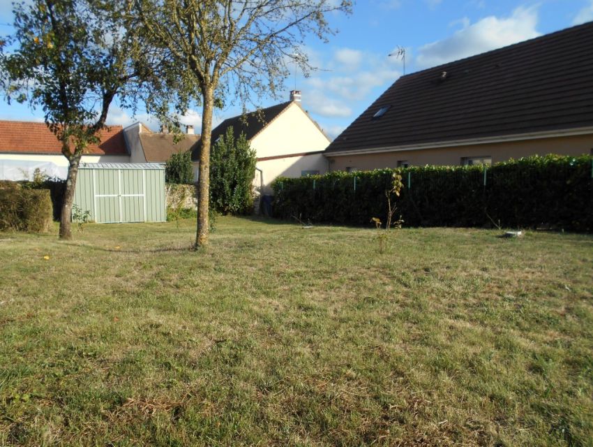 Proche de la gare et des commerces, maison de village avec studio indépendant, jardin garage et atelier