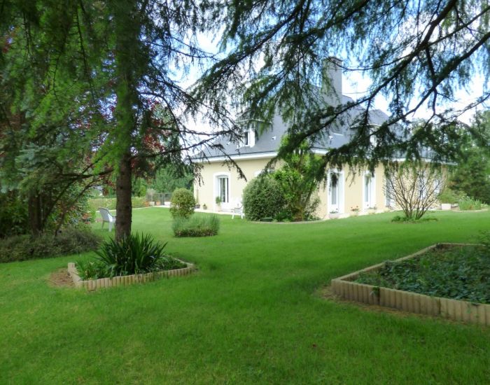 Propriété à Solesmes en bord de riviere Sarthe et proche Abbaye Saint Pierre 