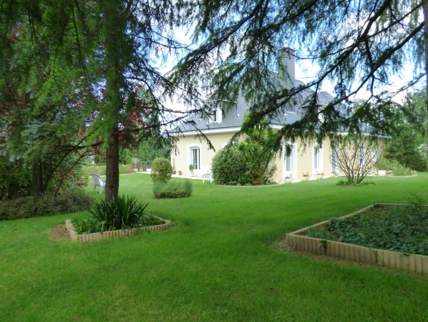 Propriété à Solesmes en bord de riviere Sarthe et proche Abbaye Saint Pierre 