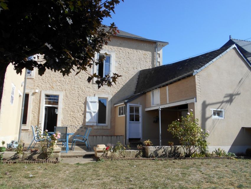 Axe Sablé-Le Mans  Maison de caractère avec jardin Façade arrière avec enduit à pierres vues et terrasse