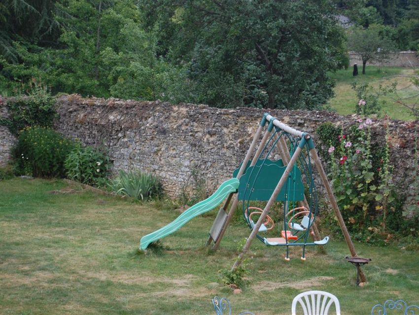 Maison villageoise - Propriété familiale avec jardin clos de murs et de grilles.