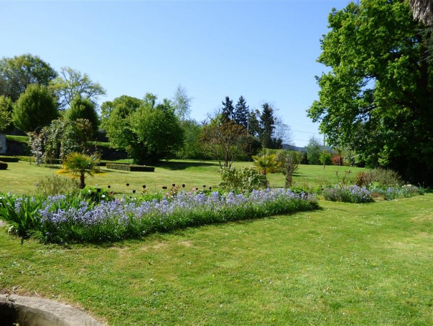 Jardin paysager - roseraie - carrés de buis - potager - verger - étang.