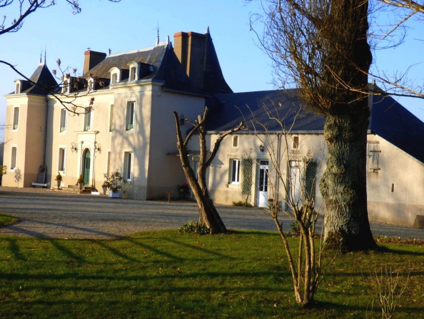 Petit château en Mayenne - Propriété de caractère avec dépendances, parc, étang... 