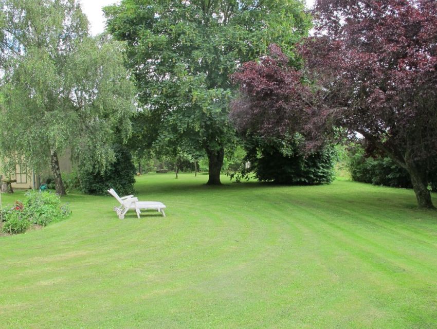 Longère - Fermette - axe Sablé - Le Mans - Région Brulon- jardin avec massifs fleuris