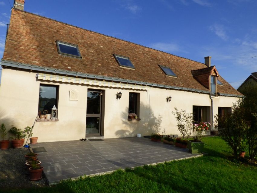 Fermette restaurée receptions ouvrant sur terrasse vue dominante sur campagne Région Malicorne sur Sarthe 72270 15 mn Sablé sur Sarthe