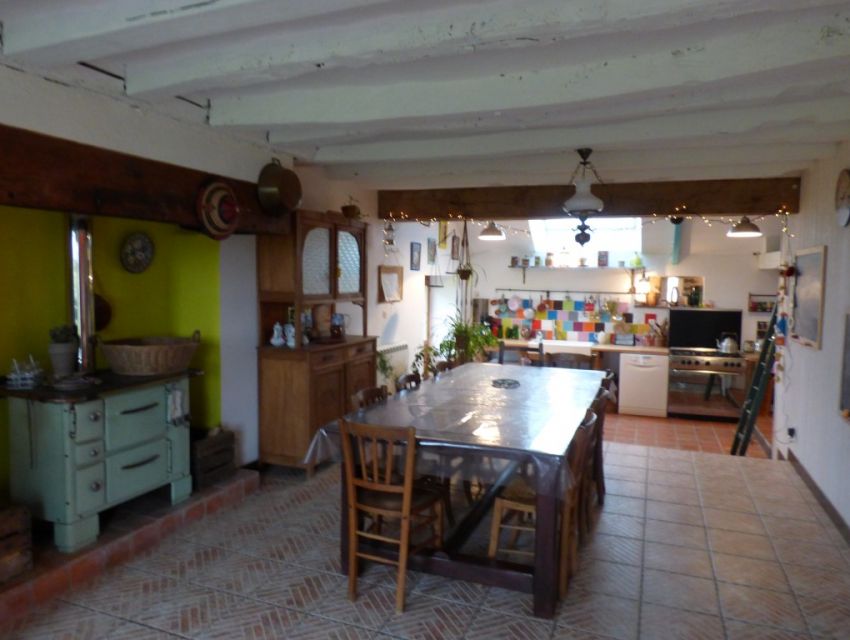 Propriété campagnarde secteur Parcé / Sarthe: cuisine ouverte sur salle à manger 