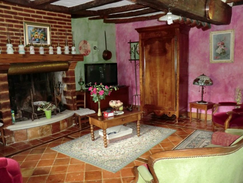 Fermette restaurée proche Sablé sur Sarthe 72300 Pays de La Loire Salon avec cheminée foyer ouvert