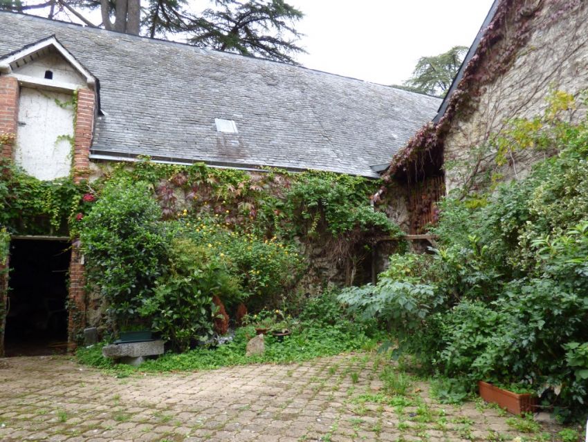 maison en mayenne avec cour fermée et dépendance en pierre. jardin clos bordé par la rivière