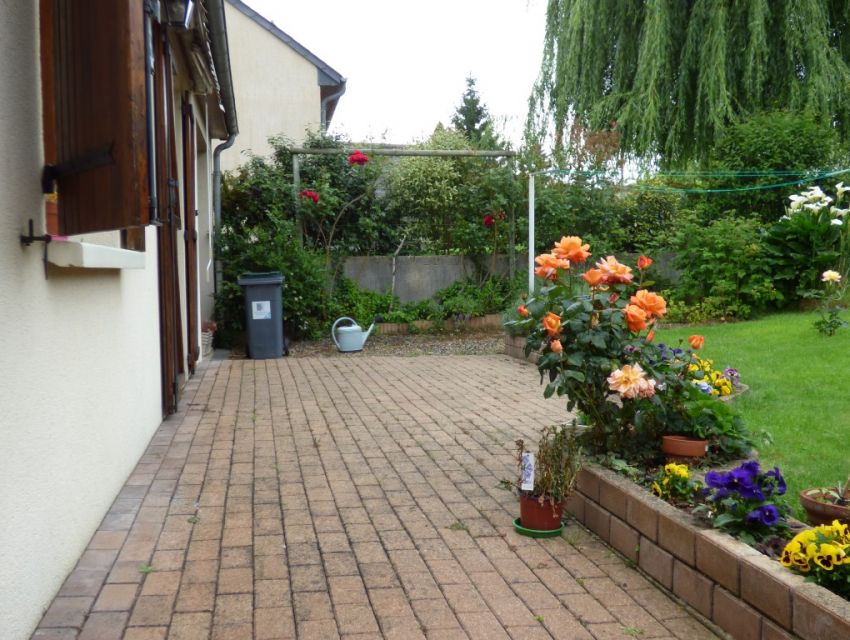 sable sur sarthe 72300 pavillon 3 chambres, garage attenant et jardin