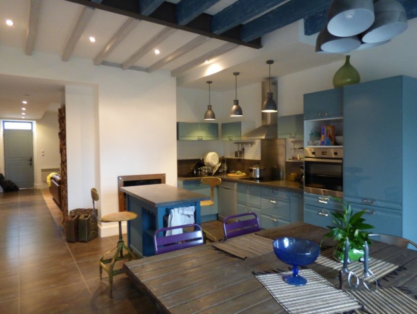 Maison de village restaurée vue sur la rivière Sarthe Pays de La Loire cuisine contemporaine