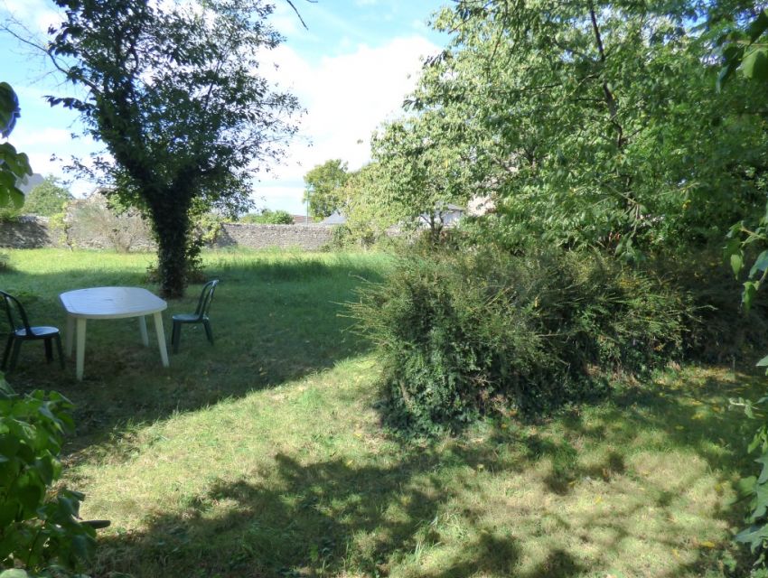 Maison bourgeoise à restaurer - Région Sablé sur Sarthe (72300) - Dpt Sarthe (72) - Pays de la Loire - Vue du jardin entièrement clos. 