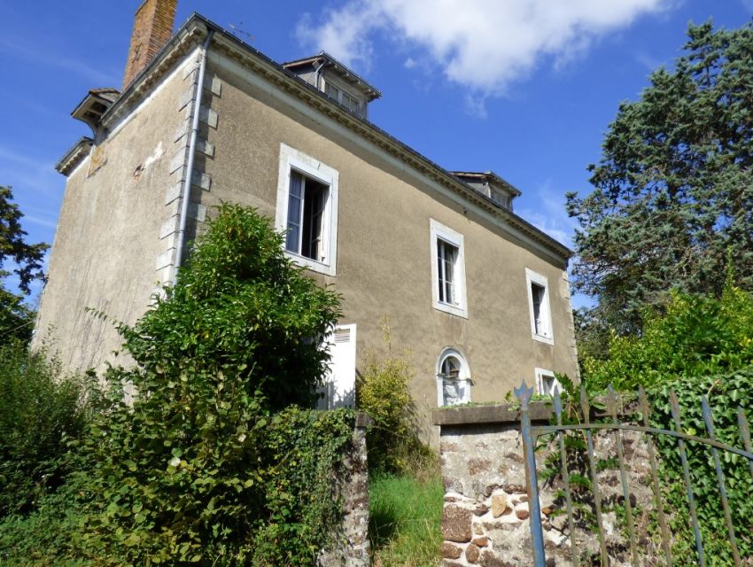 Maison bourgeoise à restaurer - Sarthe (72) - Secteur Sablé sur Sarthe- Propriété villageoise à restaurer. 