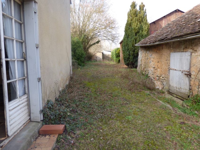 Maison de village à restaurer avec jardin et dépendance  10 minutes Sablé-sur-Sarthe