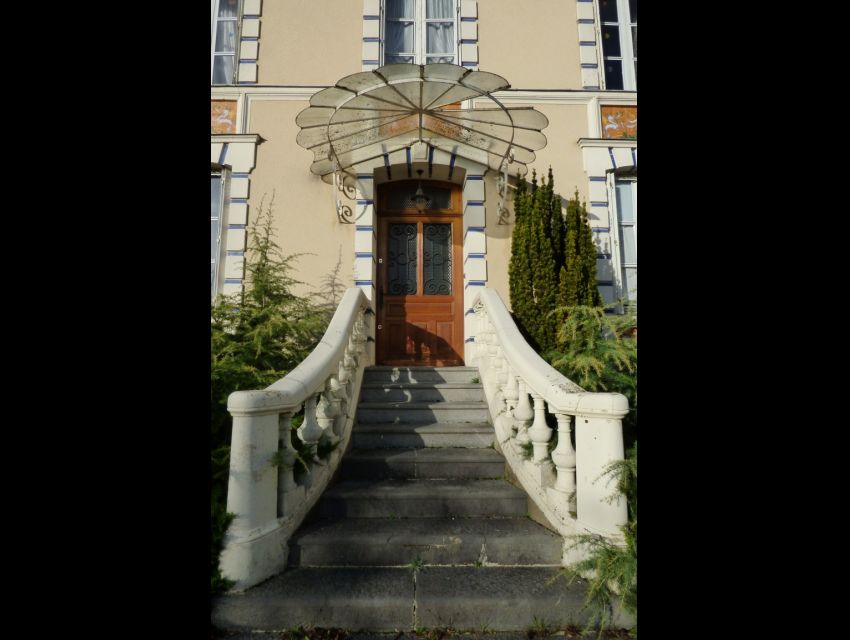 maison bourgeoise région de Sablé sur Sarthe - escalier d'accès avec balustres