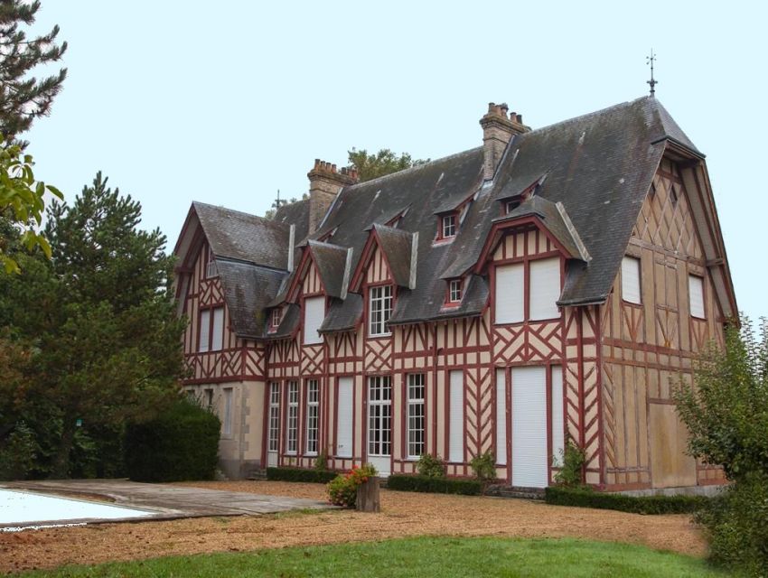 Sarthe : propriété XIXème autarcique - demeure familiale avec parc et piscine.