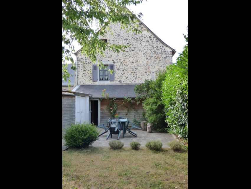 Maison de caractère à louer à  72300 SOLESMES jardin clos et garage