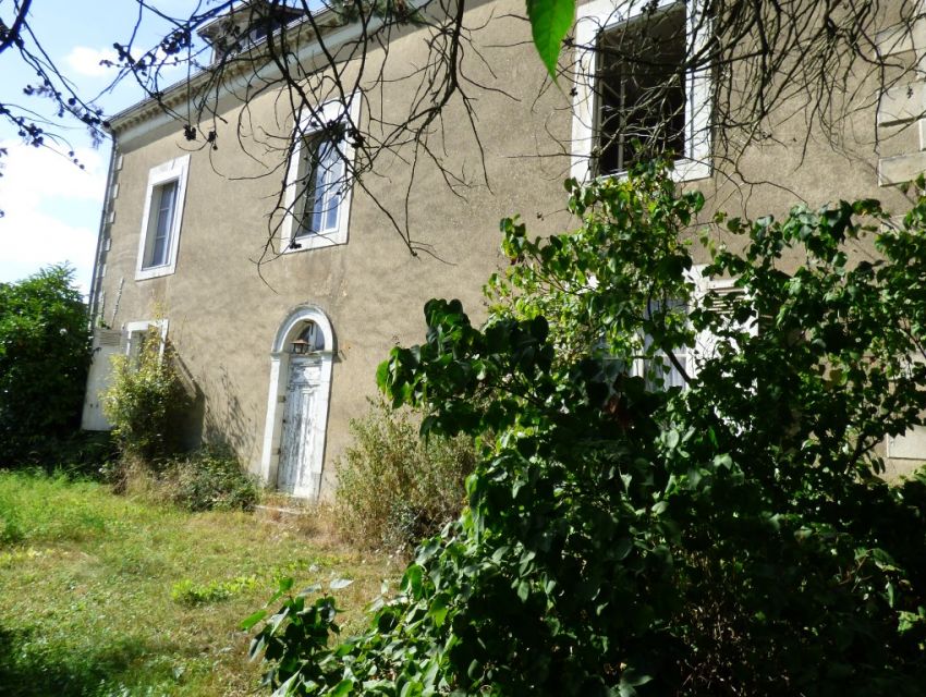 Propriété villageoise de caractère - proximité- Sablé sur Sarthe (72300) - Département Sarthe (72) - Pays de la Loire - Belle maison XIXème à restaurer 