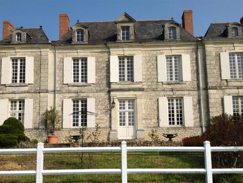 Propriété de caractere en Anjou - Maison de Maître 25 minutes d'Angers - vastes réceptions avec cheminées - jardin avec piscine.