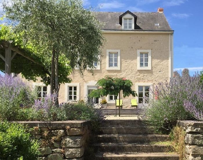 demeure familiale et de caractere avec piscine, dépendances et jardin bord de rivière