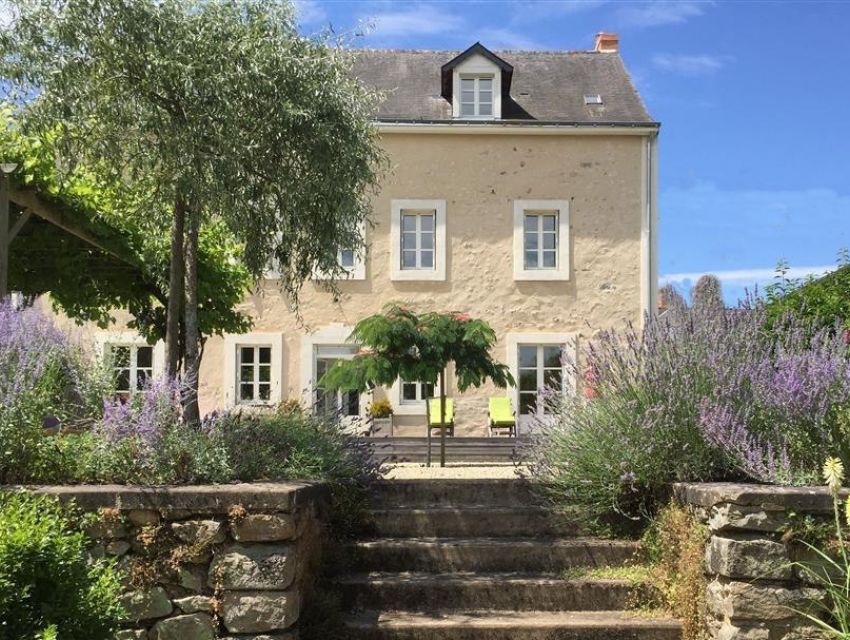 demeure familiale et de caractere avec piscine, dépendances et jardin bord de rivière