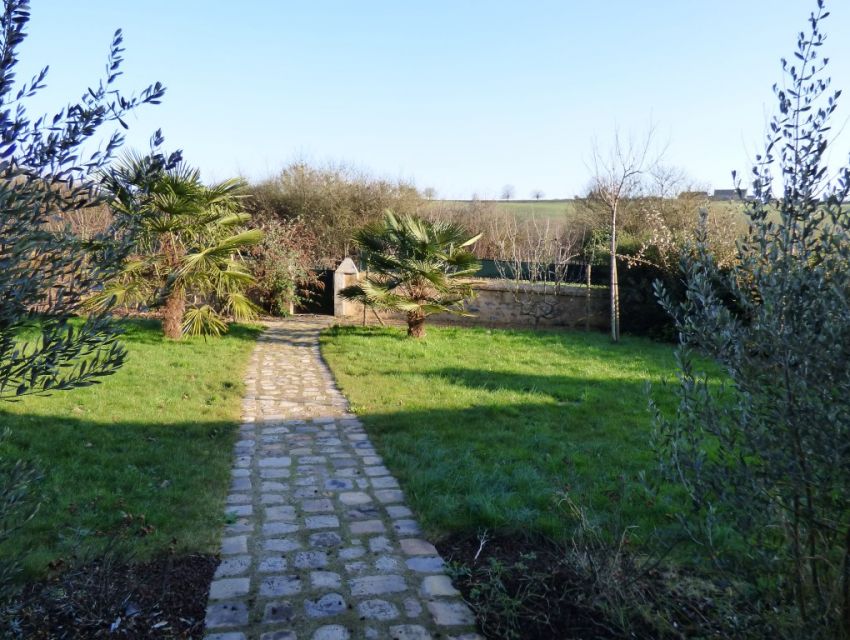 Charmante maison de 10 pièces - Département Sarthe - Secteur Sablé sur Sarthe - Vue sur le jardin d'agrément. 