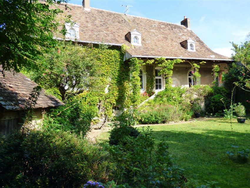 Maison de maître Parcé sur Sarthe proche Sablé sur Sarthe - coursive couverte en façade.