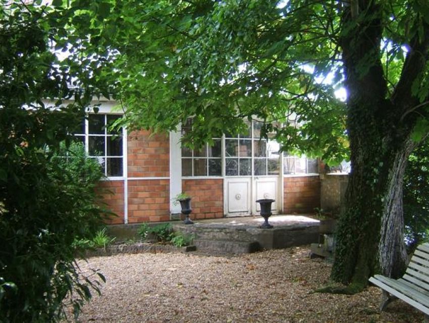 Maison de caractere Sablé sur Sarthe jardin avec accès à la  rivière. orangerie, dépendances ... 