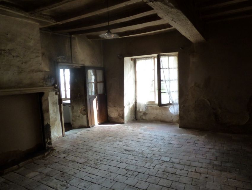 Maison de village à restaurer, jardin et dépendance, 10 minutes Sablé-sur-Sarthe