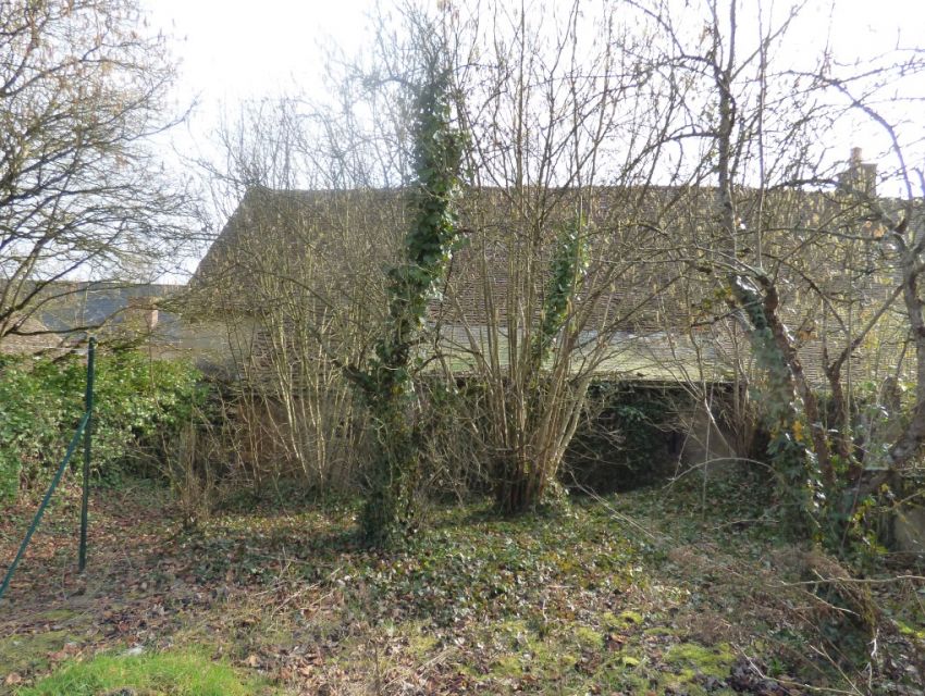 Maison de village à restaurer avec jardin et dépendance  10 minutes Sablé-sur-Sarthe