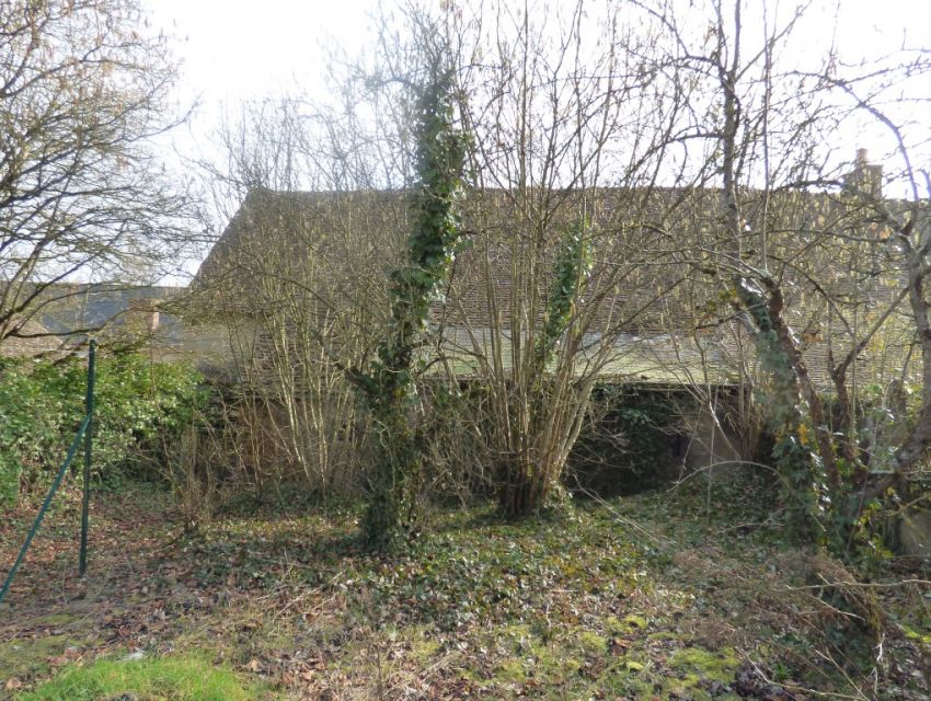 Maison de village à restaurer avec jardin et dépendance  10 minutes Sablé-sur-Sarthe